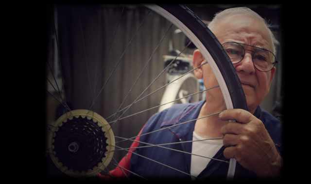 L'83enne Meuccio, che continua a riparare bici a Bari Vecchia: «Ho iniziato da bambino»